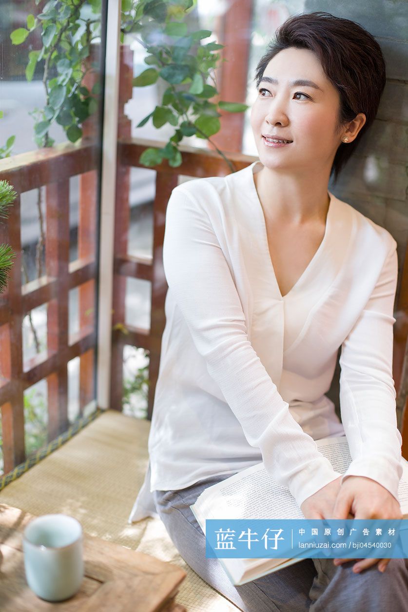 中年女子在茶馆看书