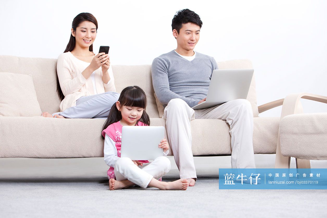 一家三口使用时尚电子产品
