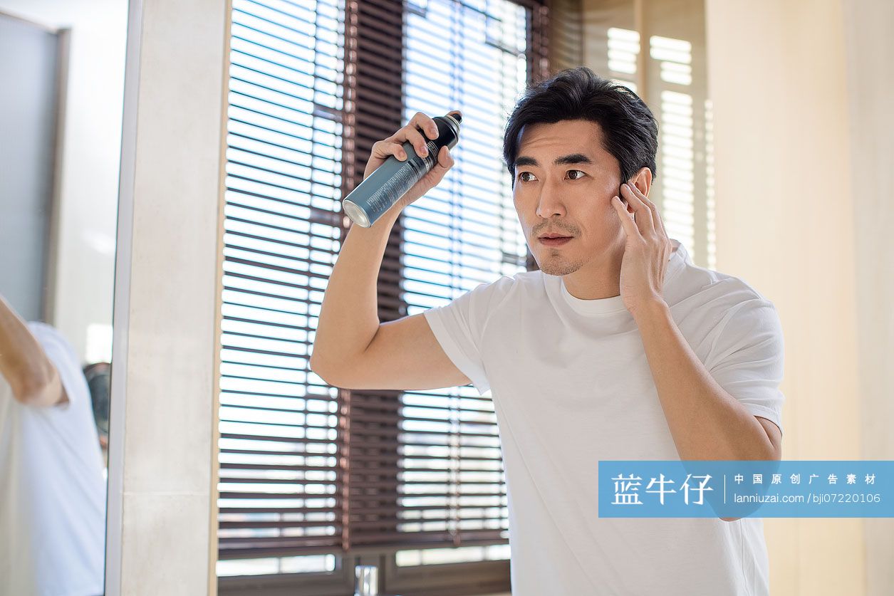 男士在家喷发胶