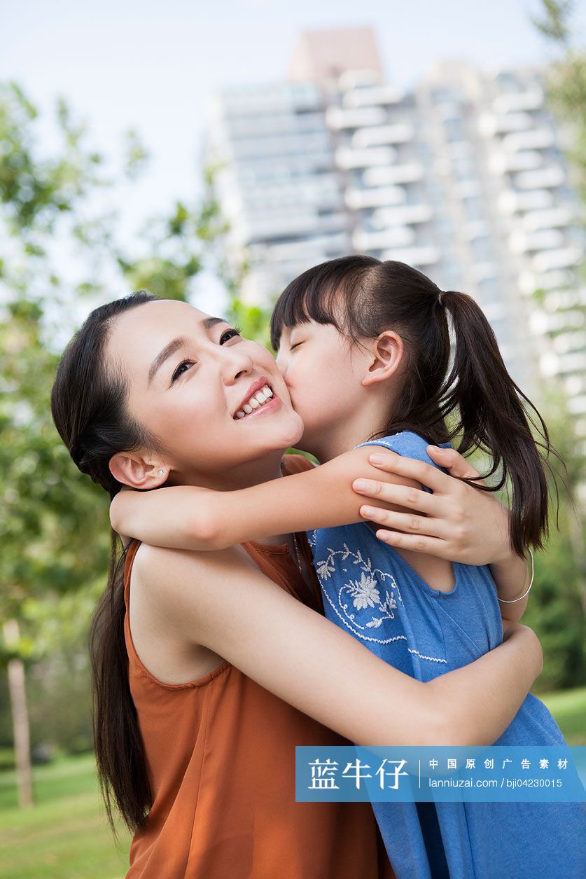 小女孩亲吻妈妈