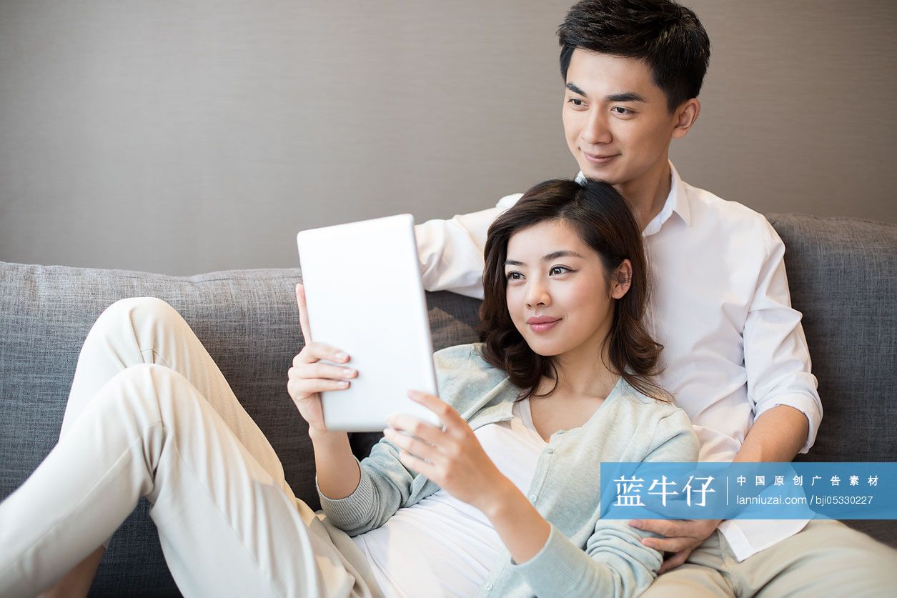 年轻夫妇在家使用平板电脑-蓝牛仔影像-中国原创广告影像素材