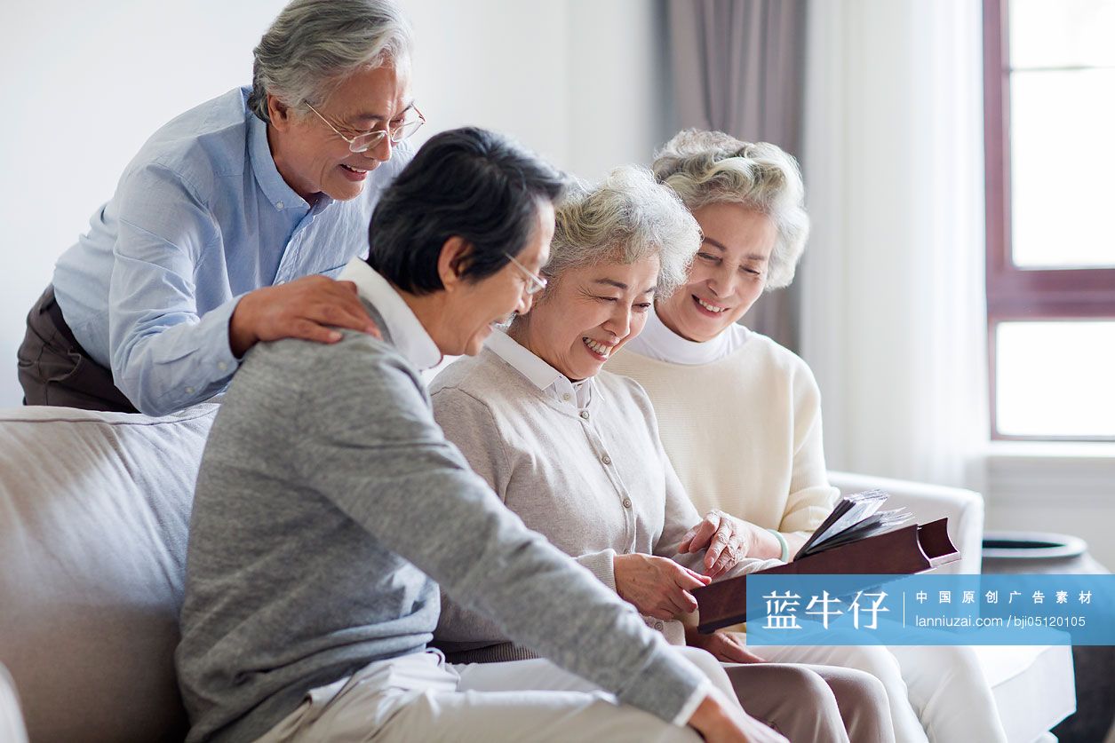 快乐的老年朋友看相册