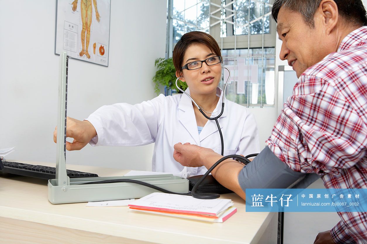 医生给病人测量血压