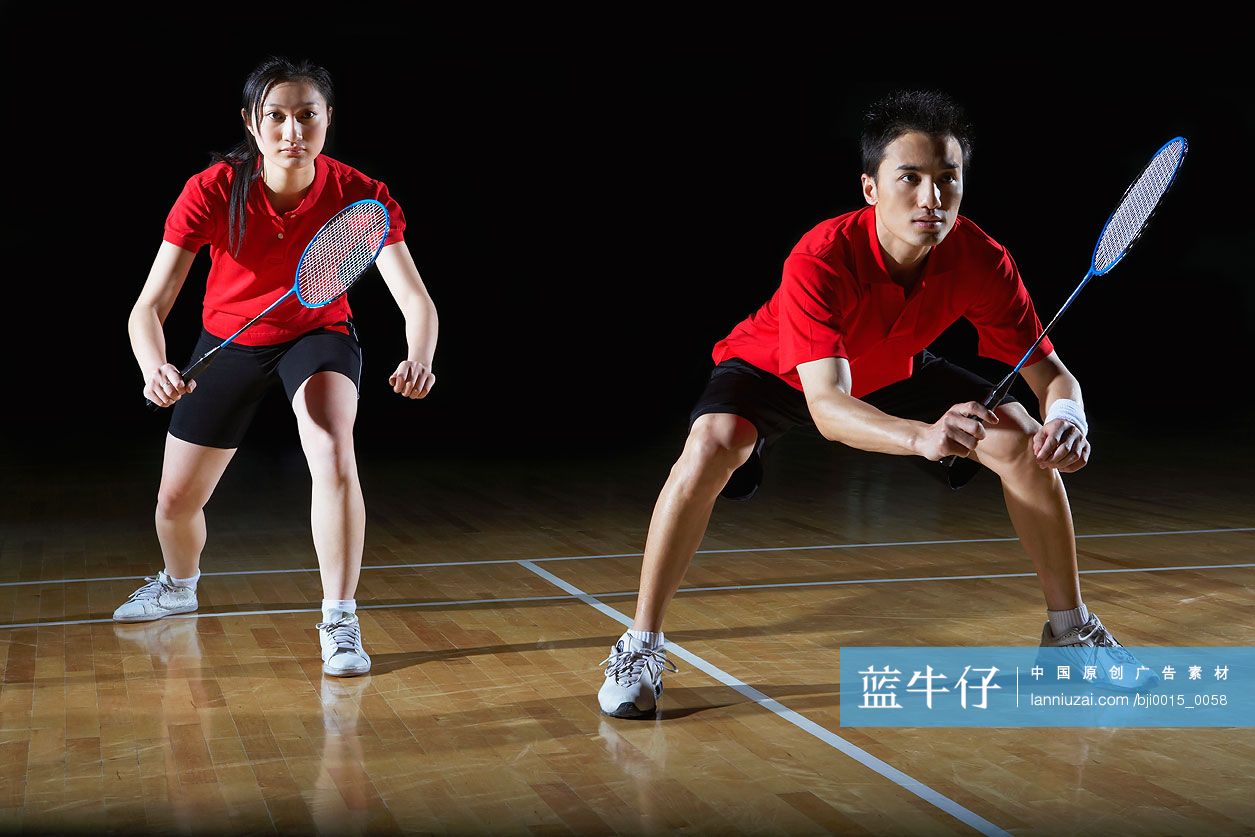 羽毛球双打运动员