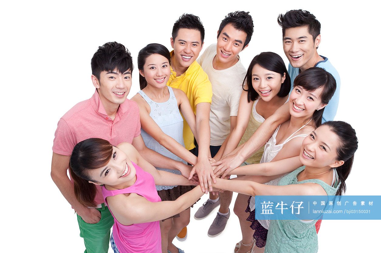 快乐年轻人展示团队合作精神