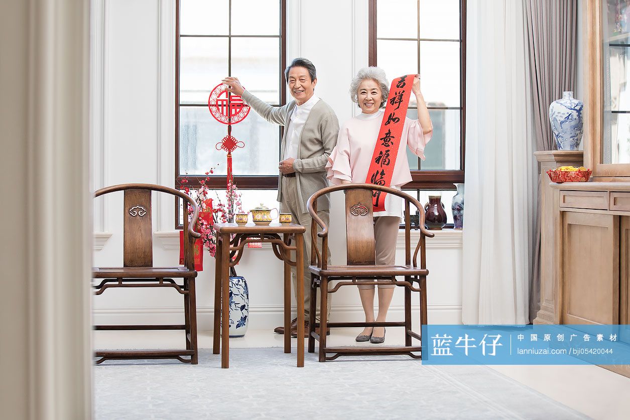 快乐的老年夫妇在家布置新年装饰-蓝牛仔影像-中国原创广告影像素材