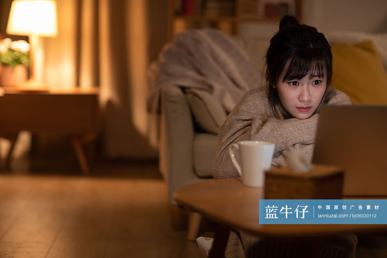 年轻女士在家使用电脑