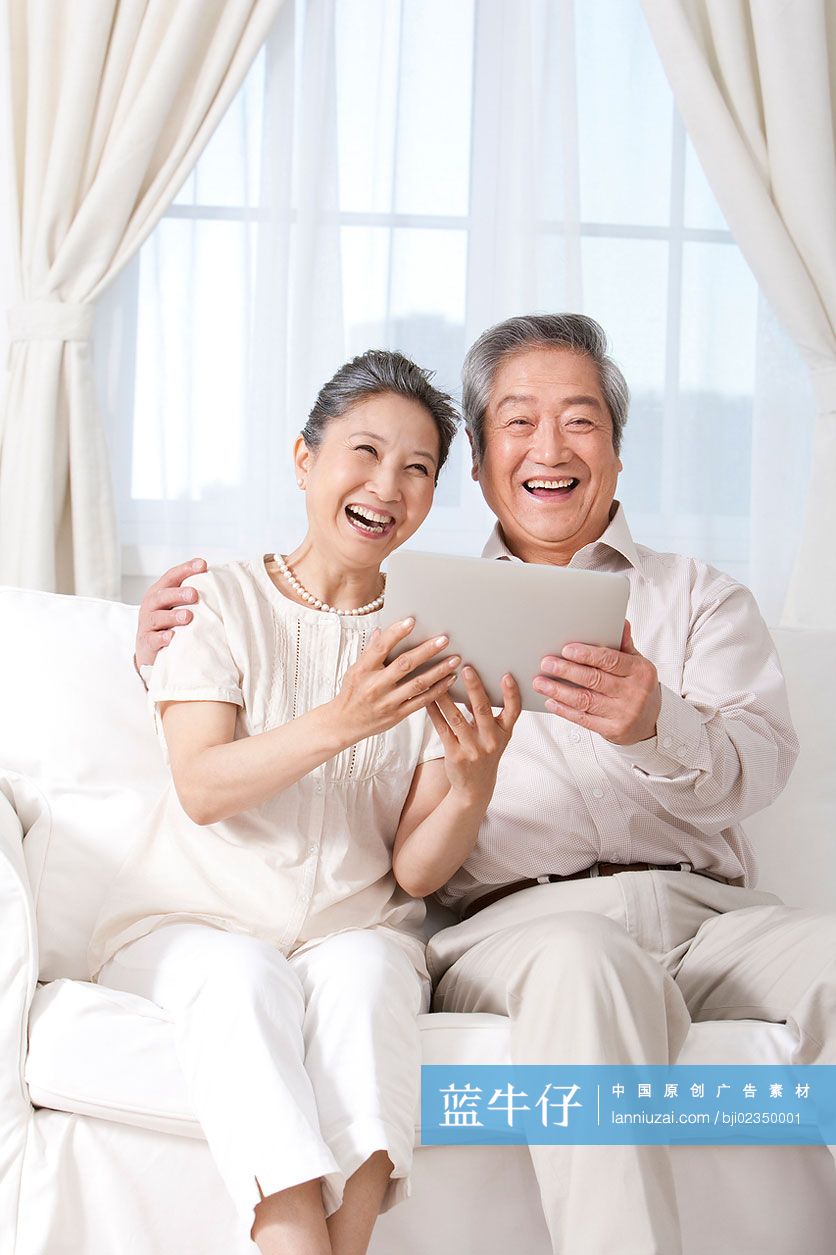 老年夫妇使用IPAD-蓝牛仔影像-中国原创广告影像素材