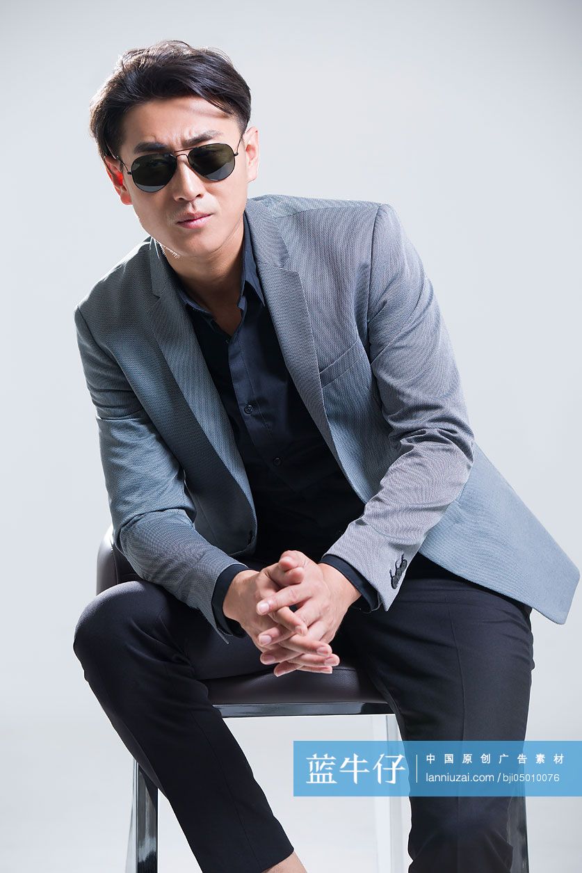 时尚年轻男子肖像