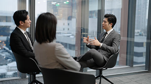 Confident Chinese business people having a meeting,4K