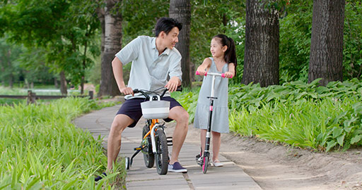 Happy Chinese father and daughter in park,4K