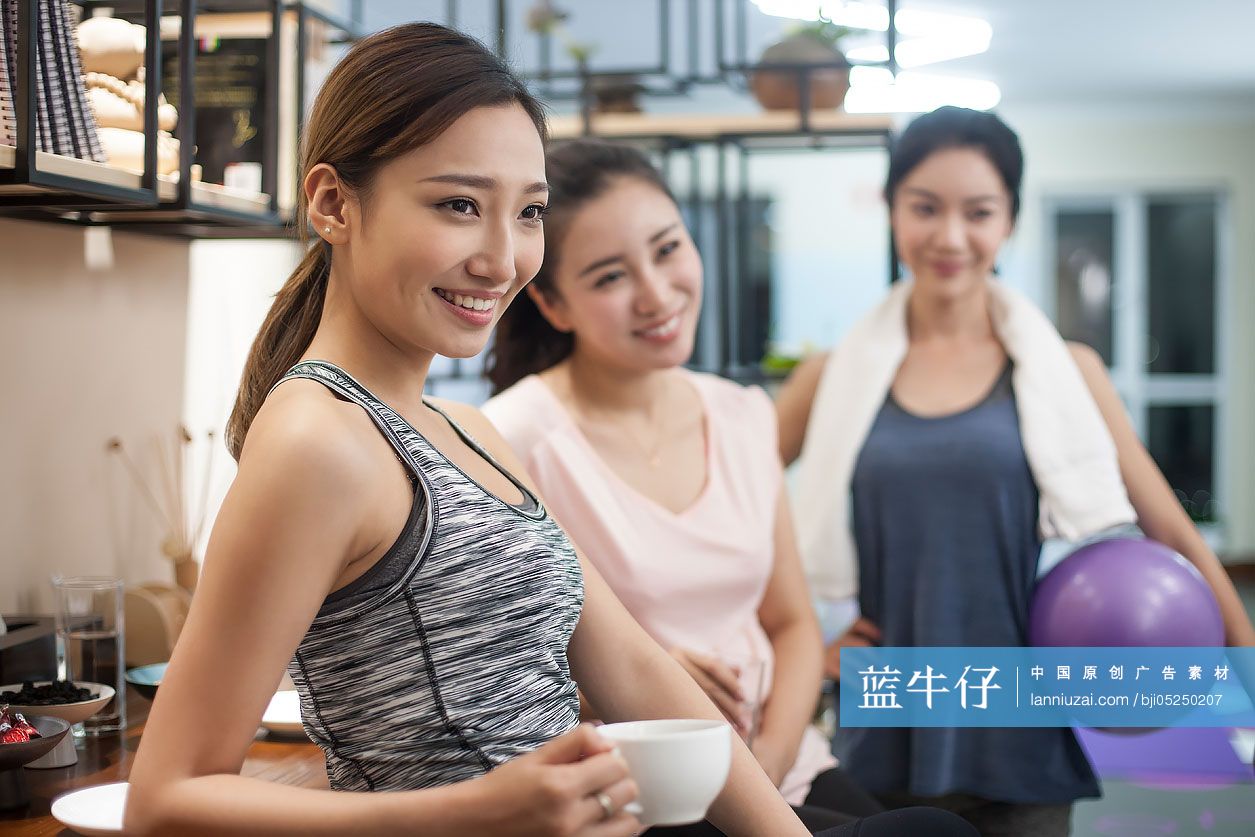 好闺蜜健身完一起喝咖啡