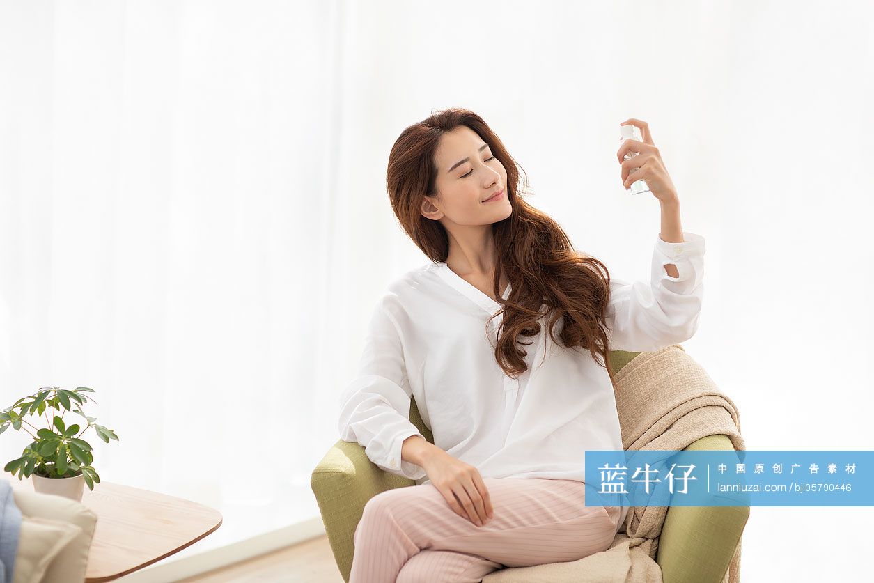 年轻女士在家护肤