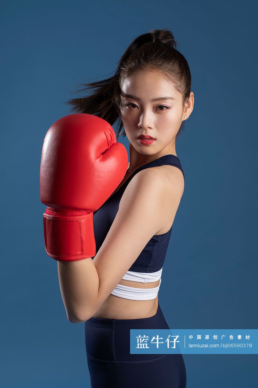 年轻女子练拳击