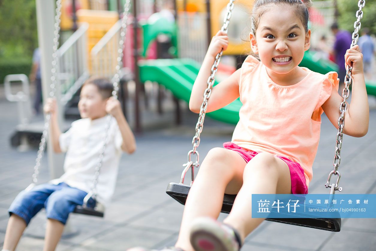快乐的小女孩荡秋千