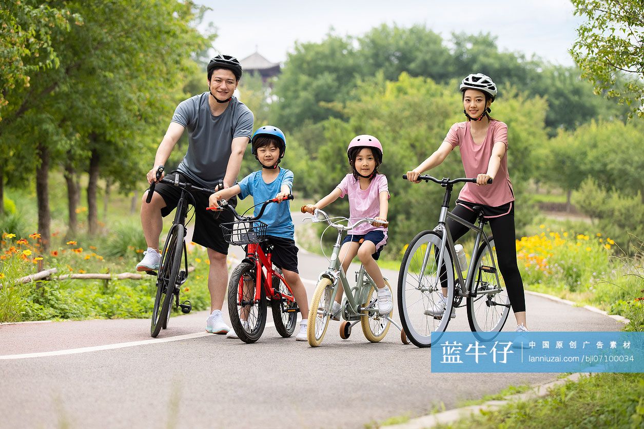 一家人在公园骑行