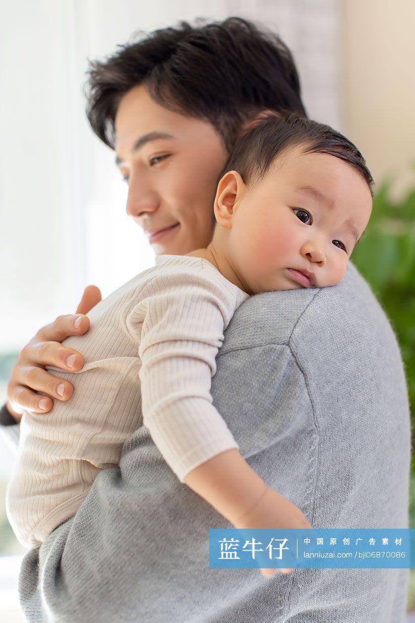 年轻爸爸抱着宝宝