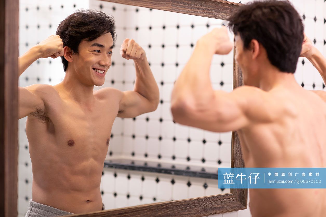 年轻男子照镜子
