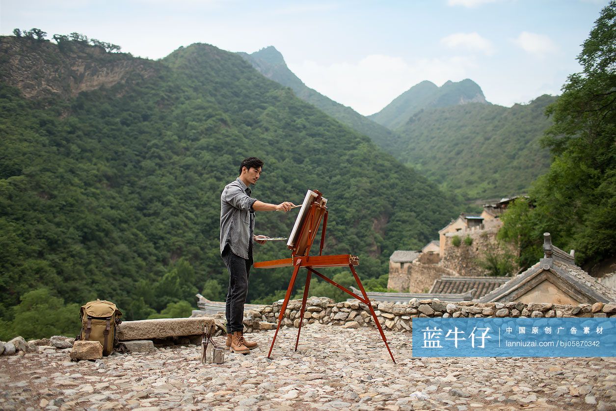年轻的画家在户外写生