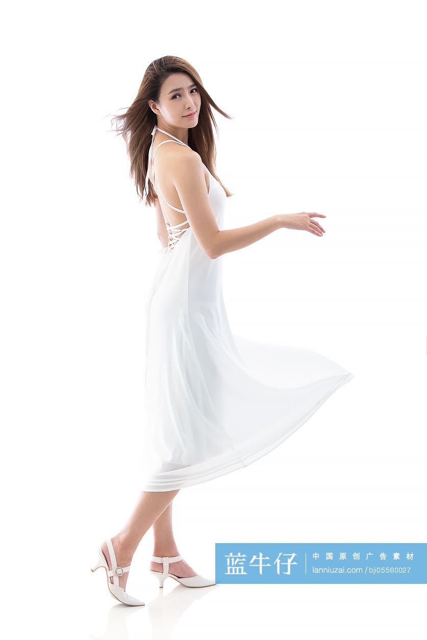 年轻女士身穿白裙