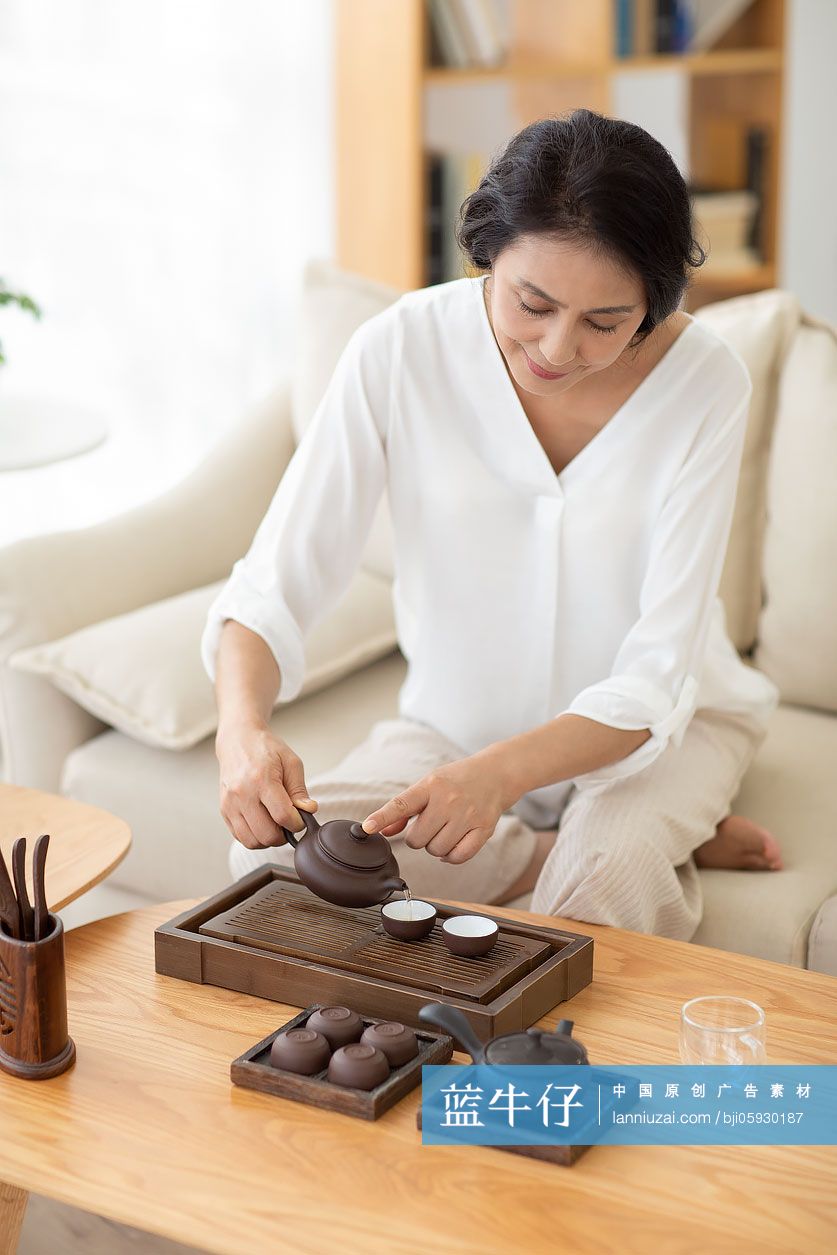 成熟女士在家喝茶