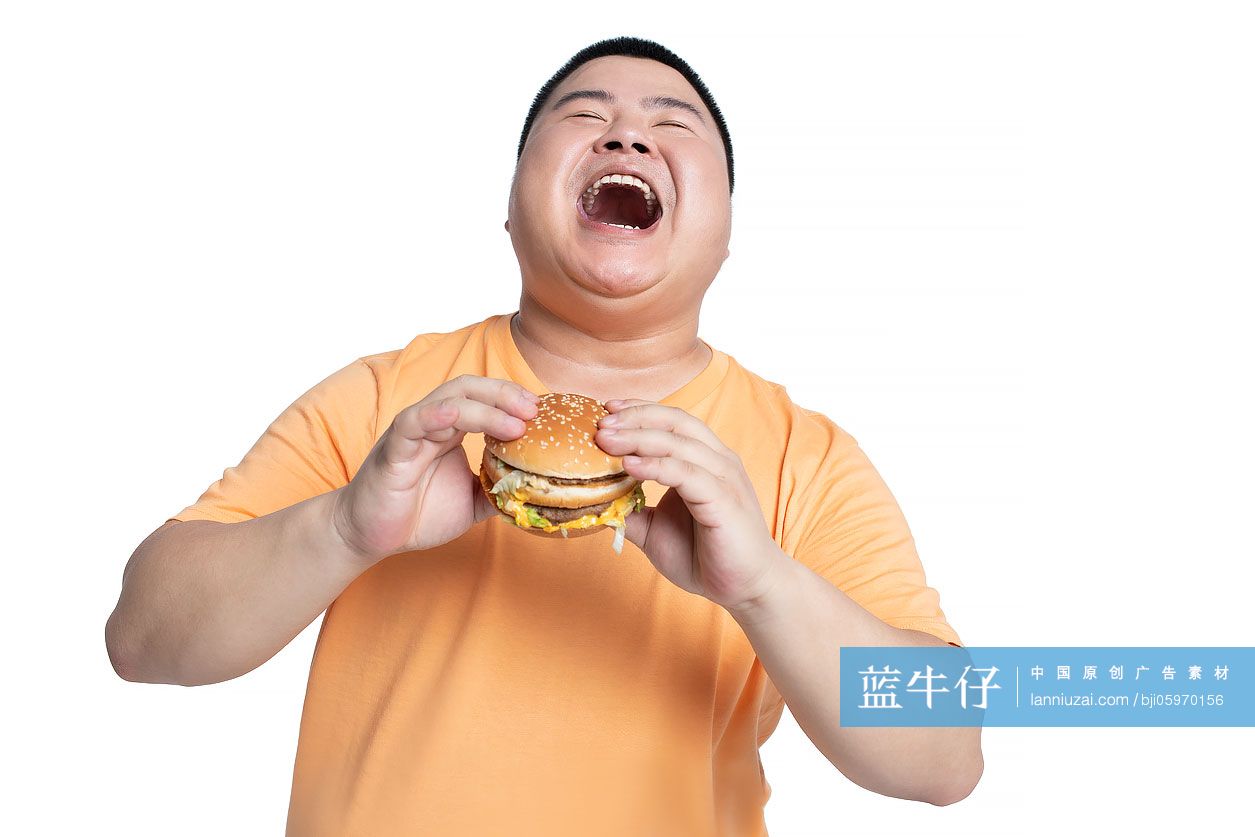 年轻男士吃汉堡