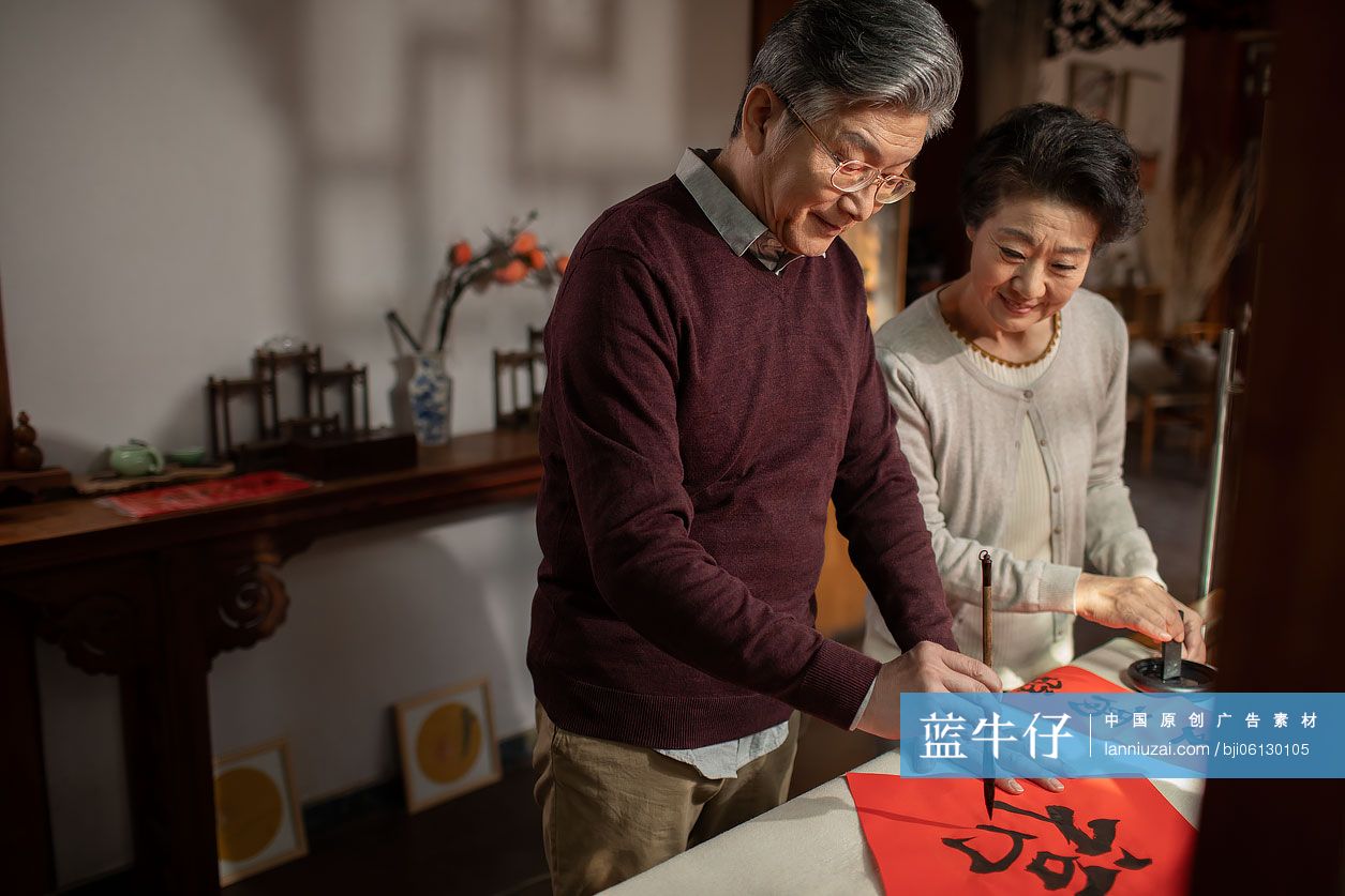 老年夫妇在家写春联