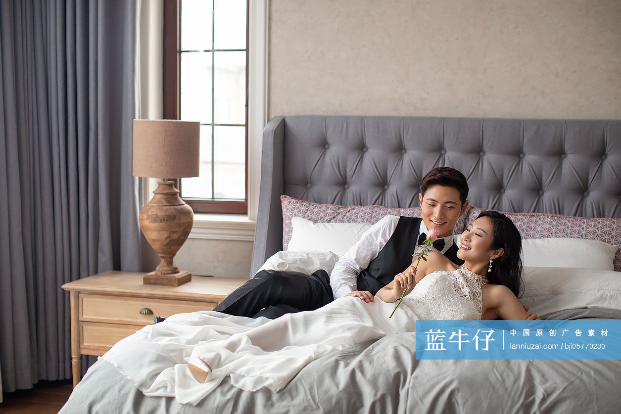 年轻夫妇在卧室共享甜蜜时光-蓝牛仔影像-中国原创广告影像素材