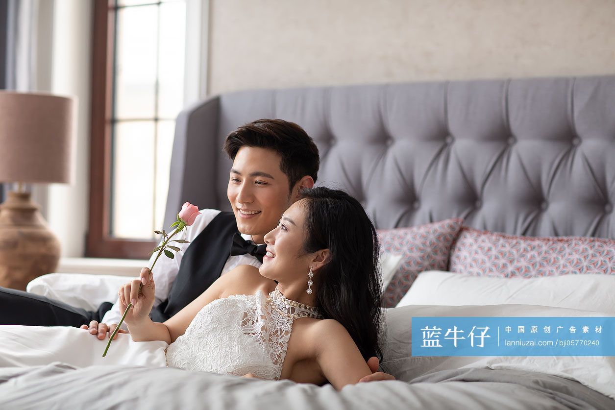年轻夫妇在卧室共享甜蜜时光-蓝牛仔影像-中国原创广告影像素材