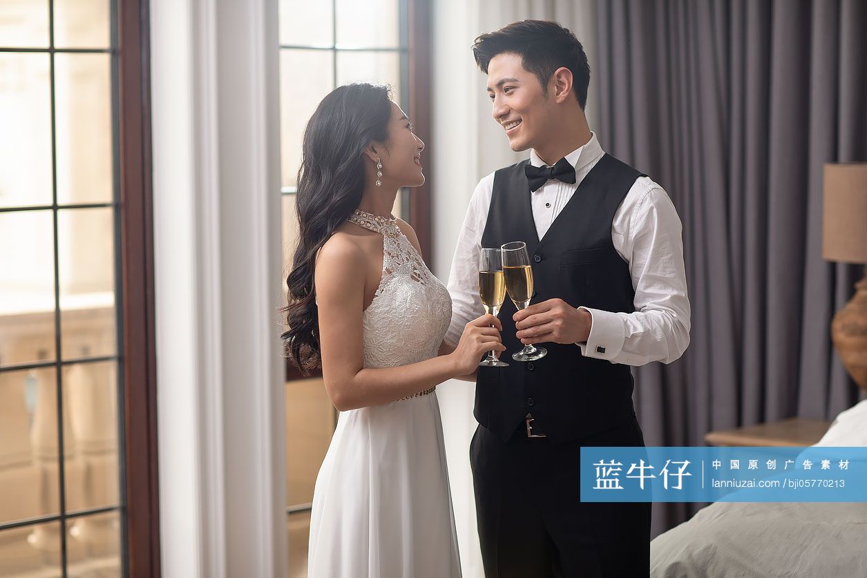 年轻夫妇在家喝香槟