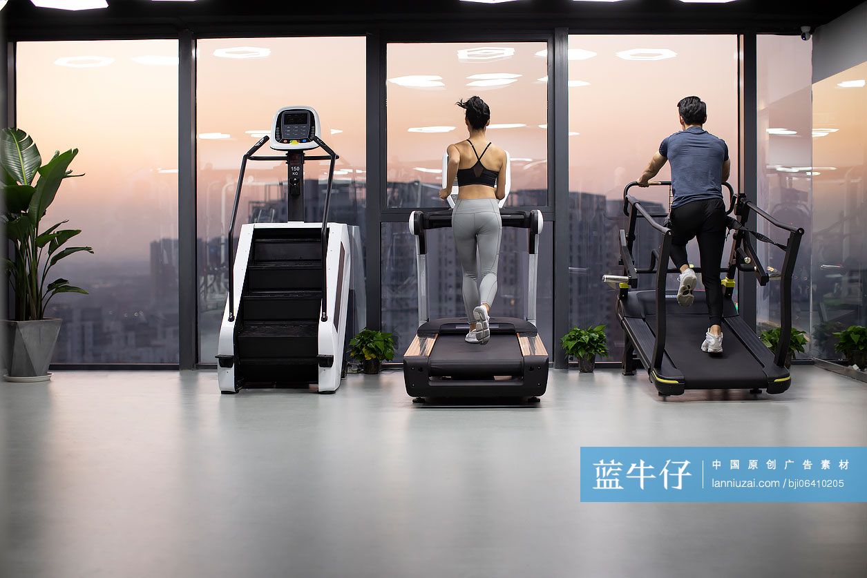 年轻人在健身房健身