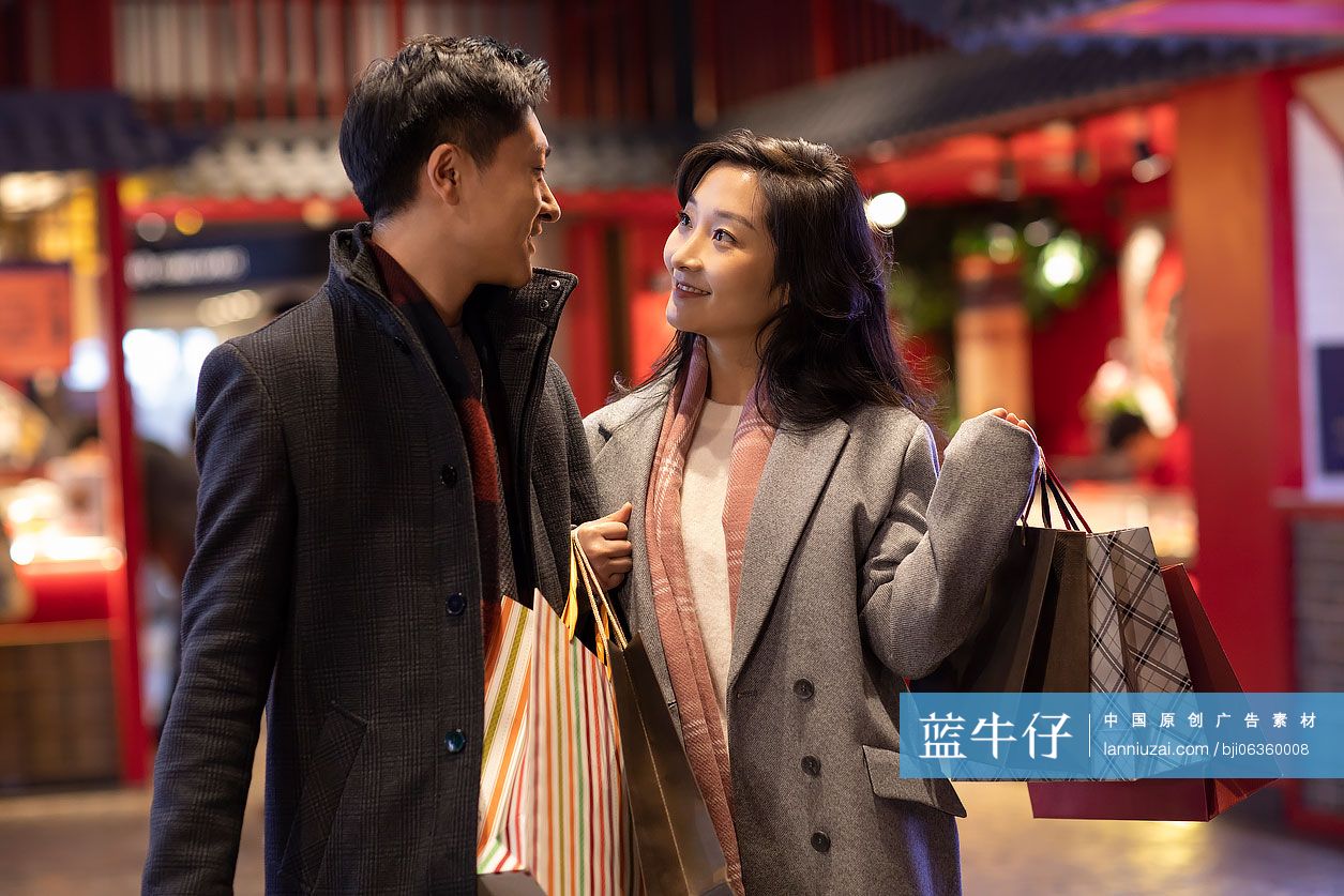 快乐的年轻情侣在商场购物