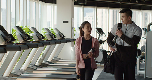 Young Chinese couple exercising at gym,4K