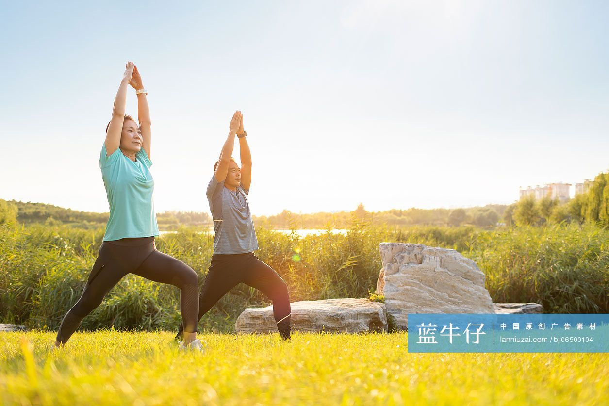 开心的中老年夫妇在公园练瑜伽