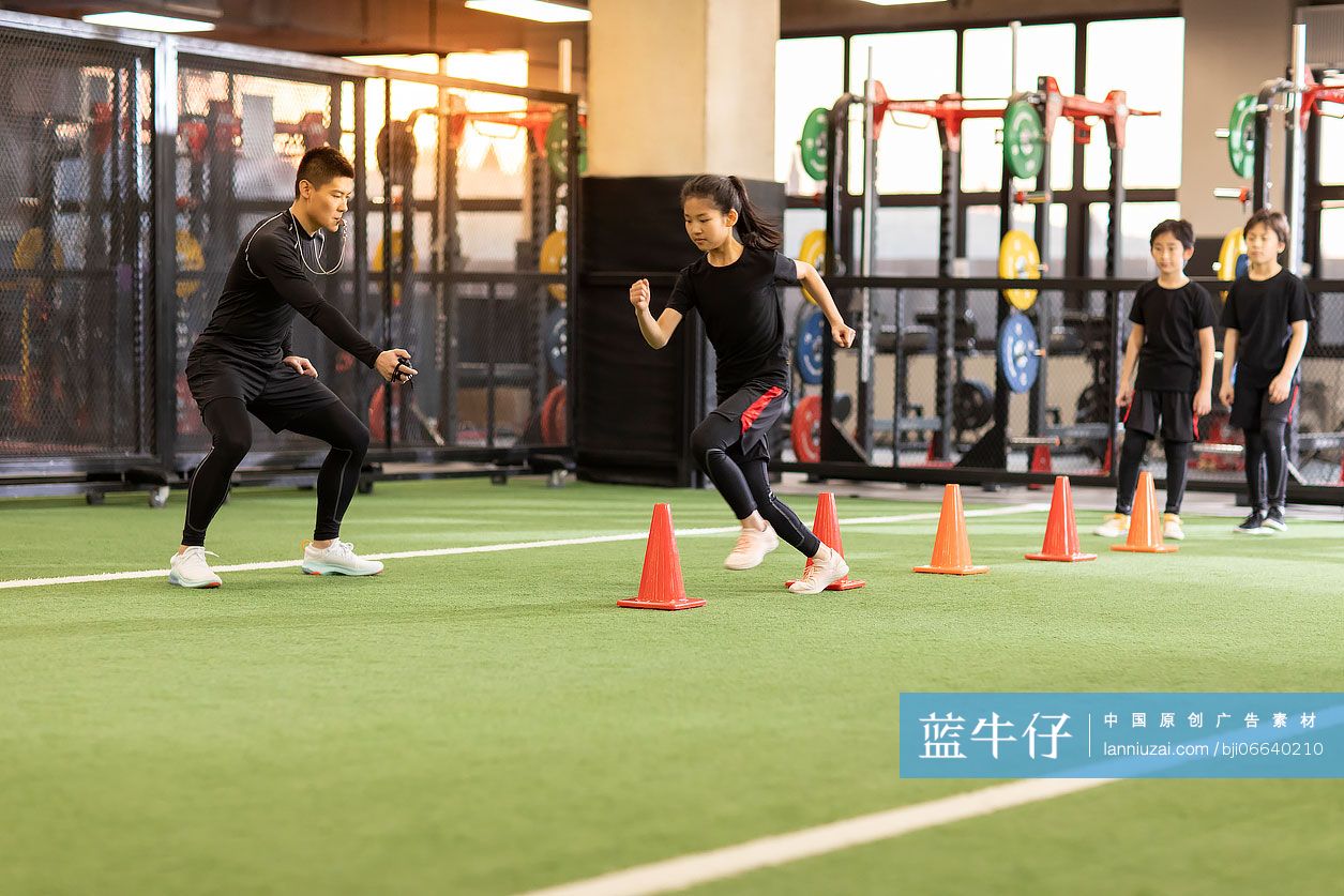 儿童在教练的指导下进行体能训练