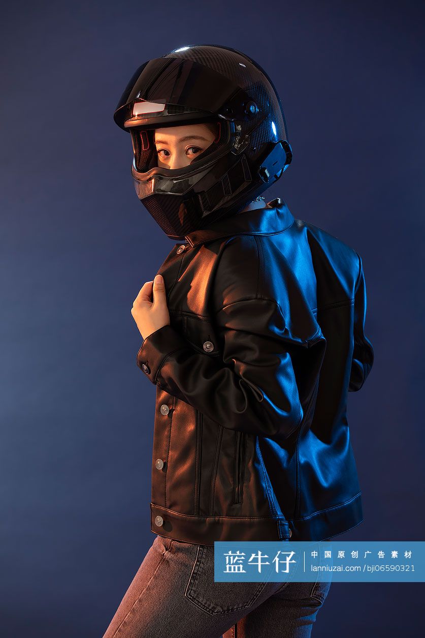 年轻女孩戴着头盔