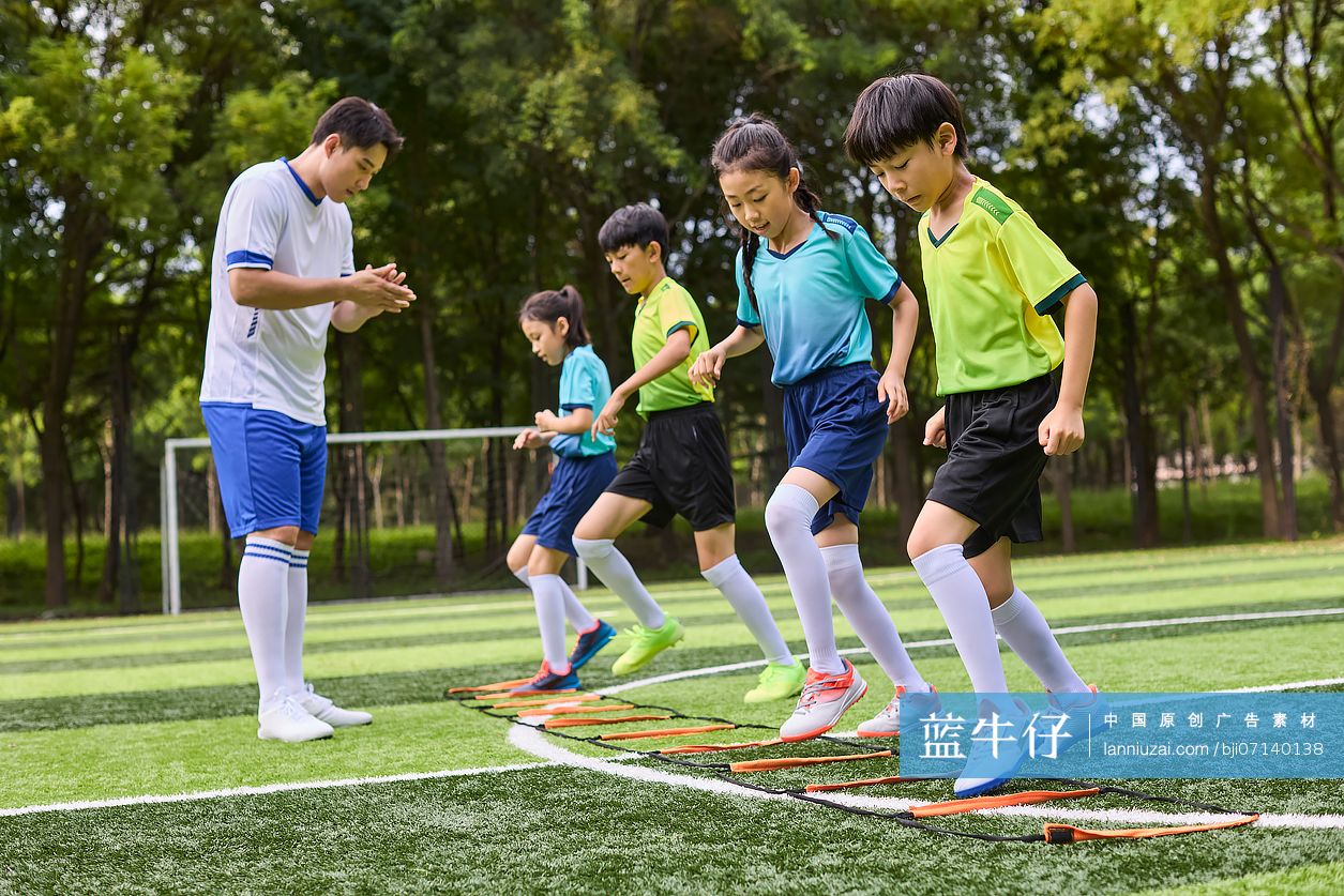 足球教练指导孩子们上足球课