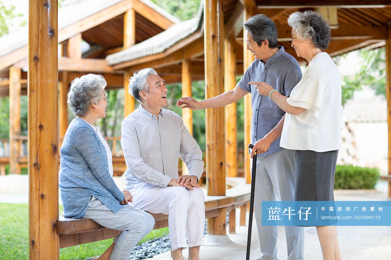 老年朋友们在凉亭聊天