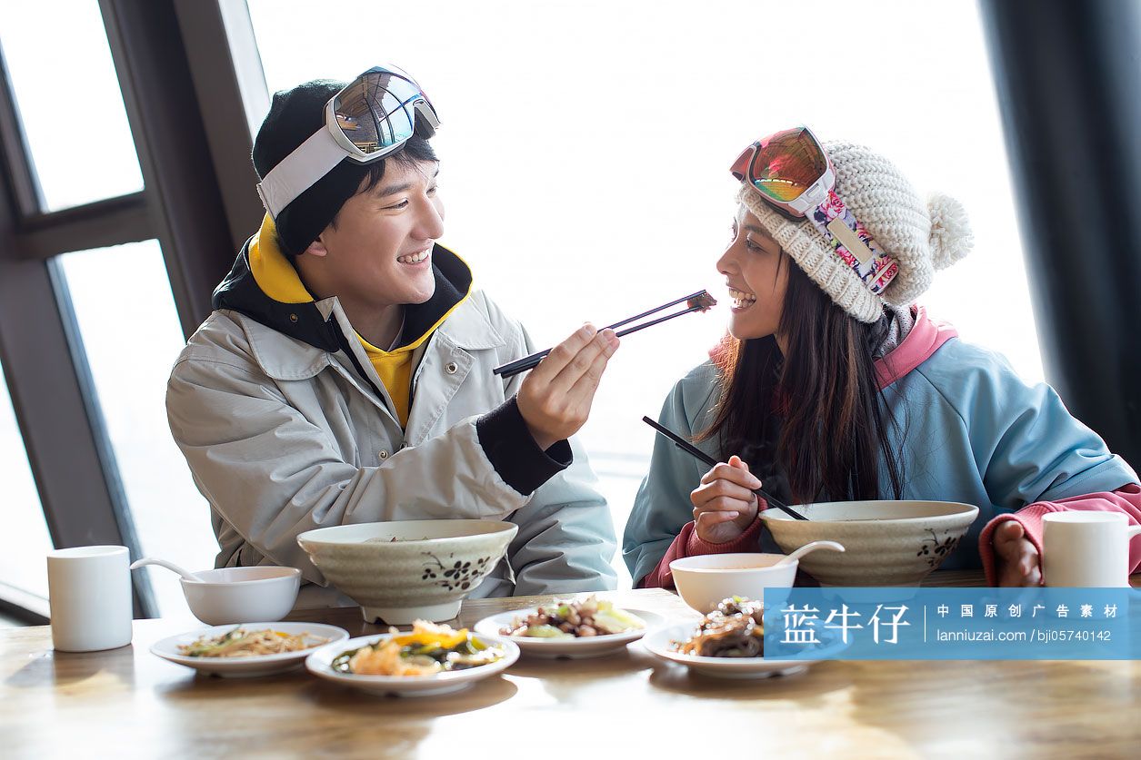 年轻情侣在餐厅里吃饭-蓝牛仔影像-中国原创广告影像素材