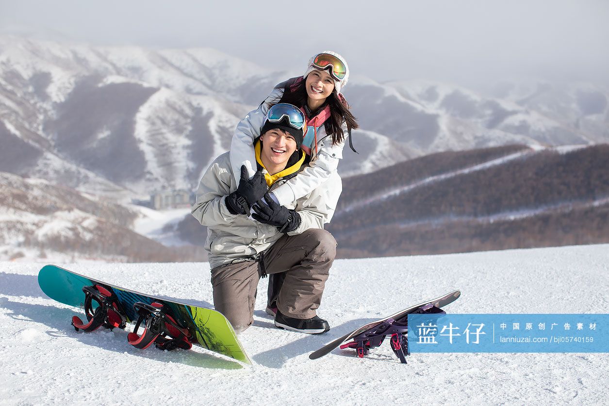 快乐的年轻情侣在滑雪场滑雪