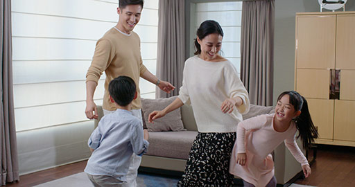 年轻家庭在客厅玩耍