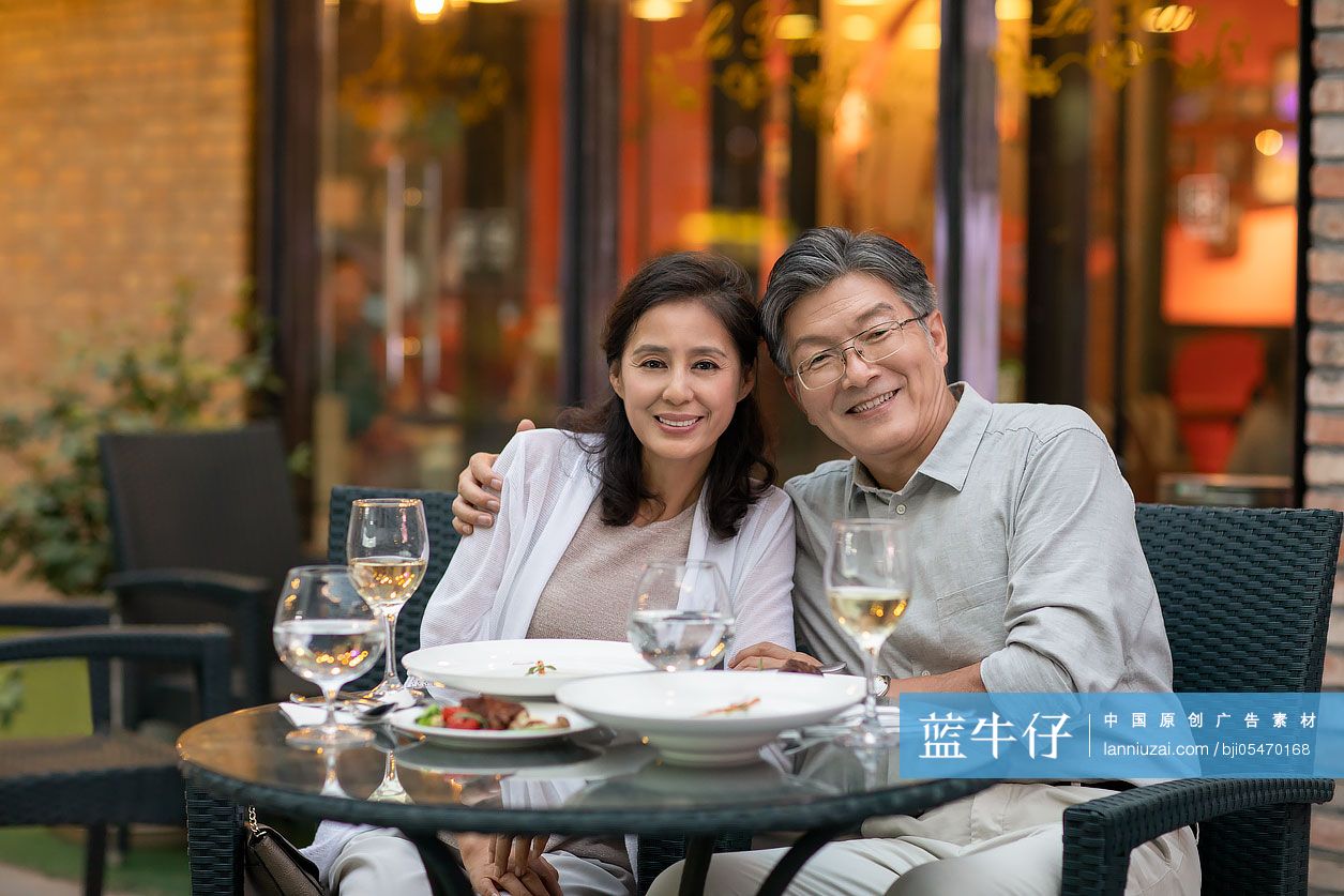 中老年夫妇在餐馆用餐