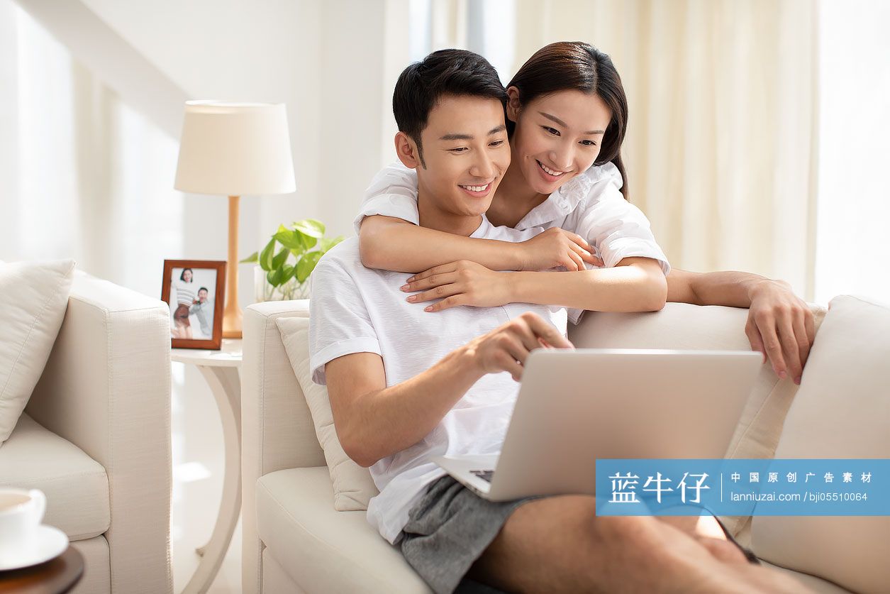 年轻情侣在家使用笔记本电脑-蓝牛仔影像-中国原创广告影像素材