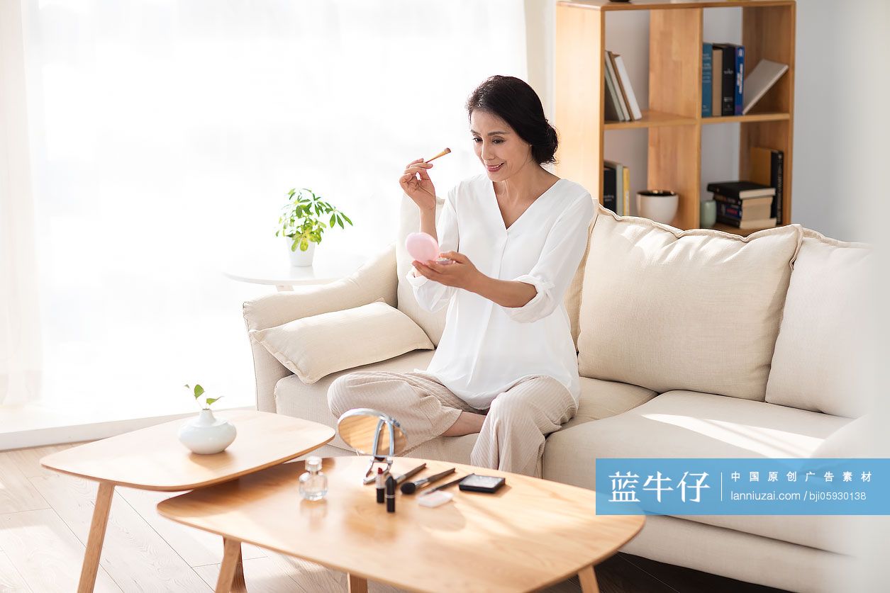 成熟女士在家化妆