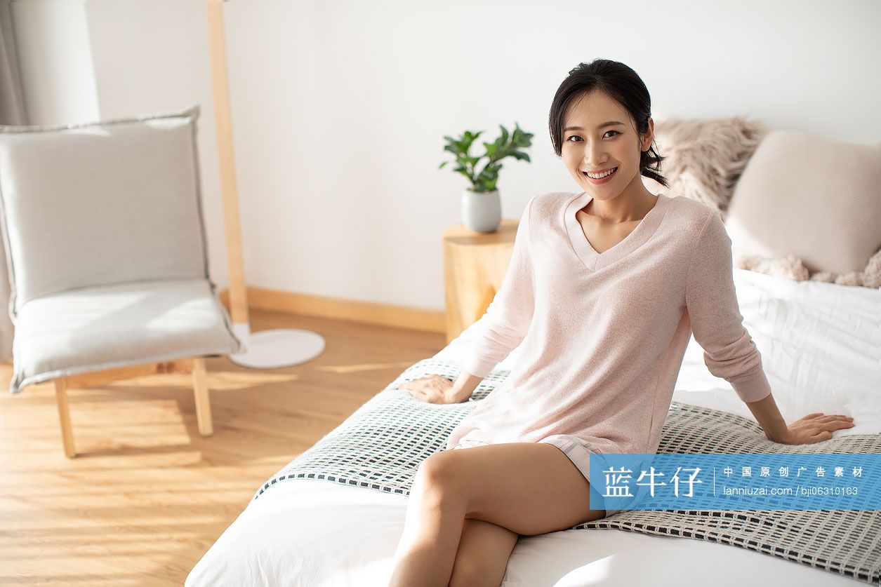 快乐年轻女士在卧室