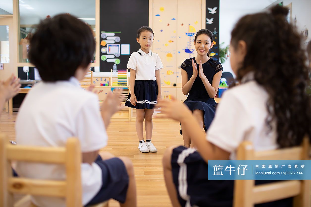 幼儿园老师给孩子上课