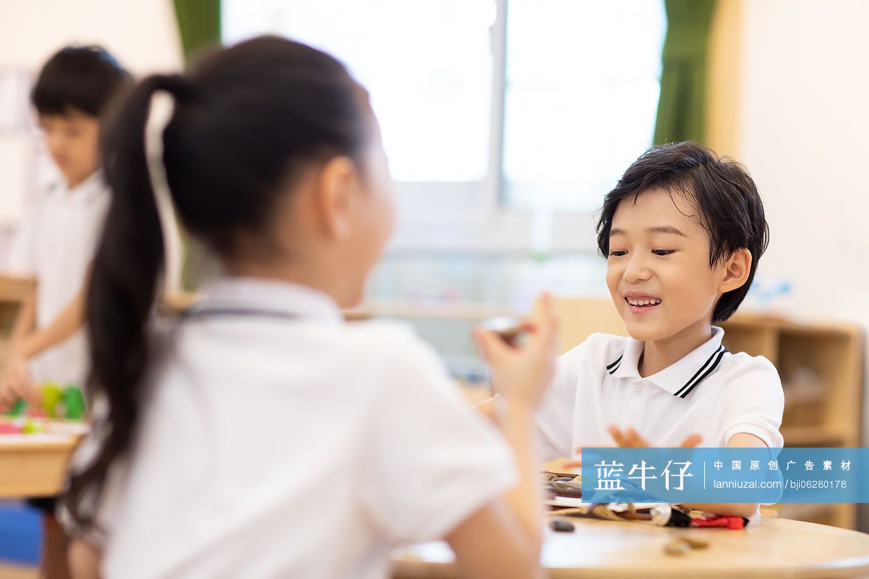 儿童在教室上手工课