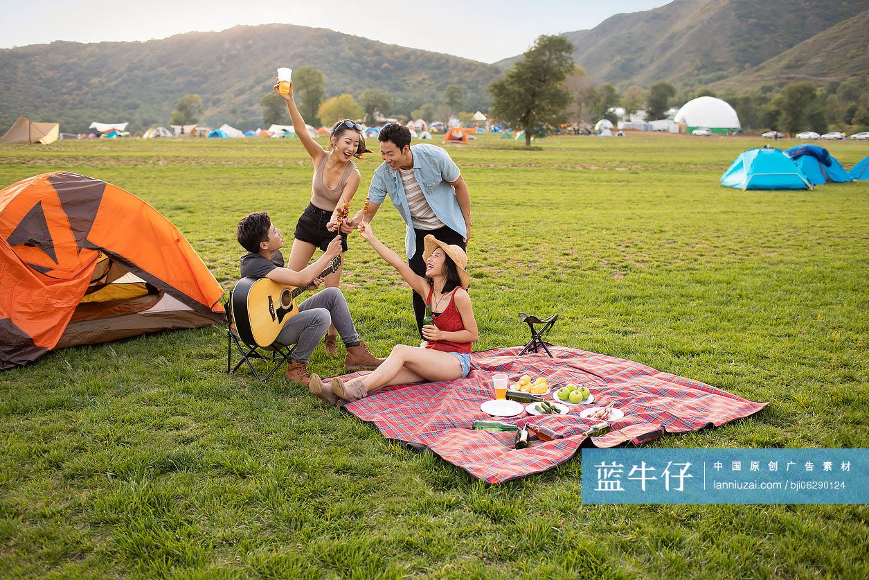 快乐的年轻朋友在户外野餐