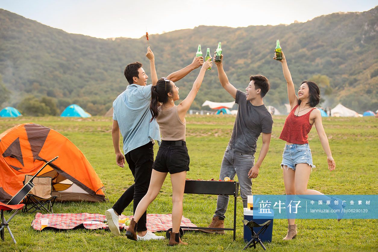 快乐的年轻朋友在户外烧烤