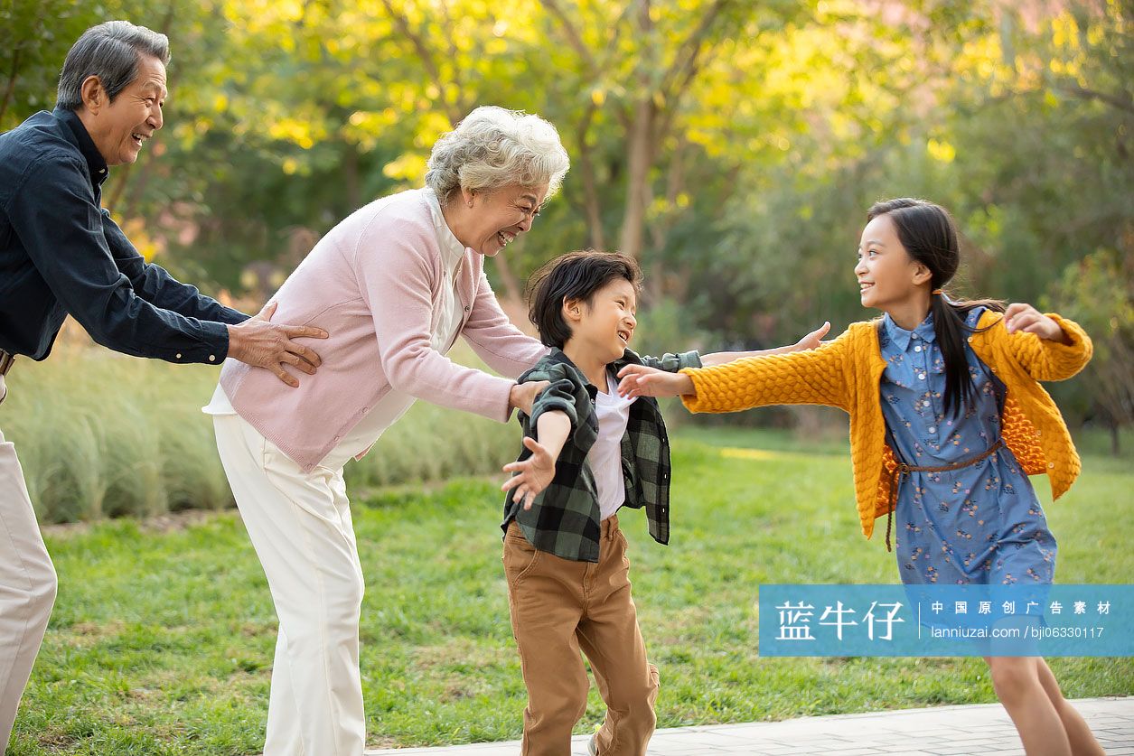 快乐家庭在公园玩耍